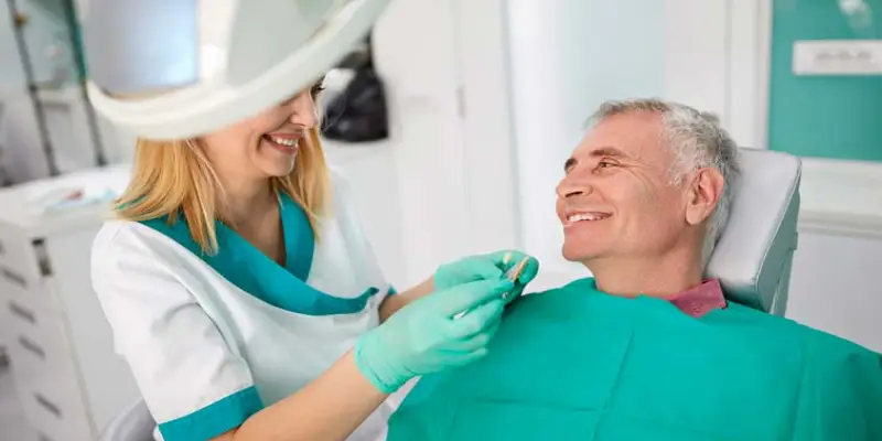 تفاوت متخصص ایمپلنت و دندانپزشک در چه زمینه_هایی است؟